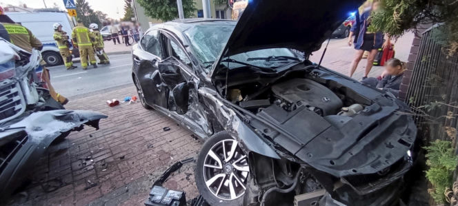 Karetka staranowała osobówkę. Wiele osób rannych