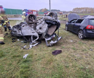 Poważny wypadek na drodze serwisowej przy S17. Samochód dachował i uderzył w zaparkowane auto!