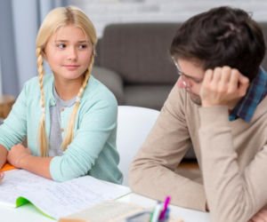 Jak rozmawiać z dzieckiem o chorobie w rodzinie? Szczere komunikaty pomogą mu pokonać lęk
