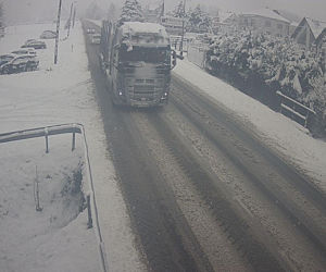 Potężne opady śniegu na południu Polski. GDDKiA Kraków: zakopianka przejezdna, choć jedzie się wolniej