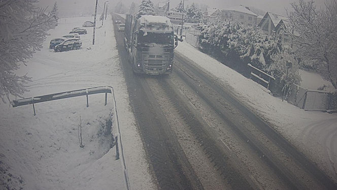 Potężne opady śniegu na południu Polski. GDDKiA Kraków: zakopianka przejezdna, choć jedzie się wolniej