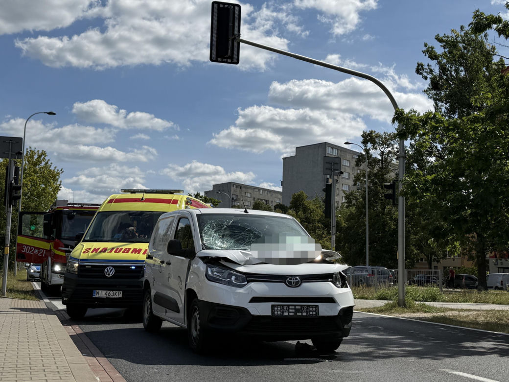Kierowca Toyoty wjechał w pieszych na Bielanach. Cztery osoby trafiły do szpitala