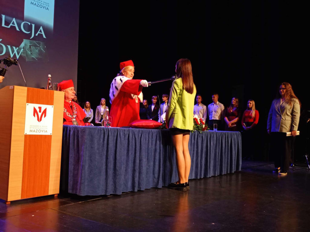 Podczas uroczystej ceremonii inauguracji nowego roku akademickiego 2024/2025 odbyła się tradycyjna immatrykulacja studentów i studentek pierwszego roku.