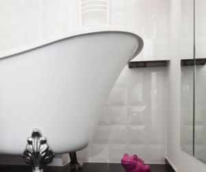 Łazienka w stylu NEO-Glamour: czerń, biel i... żaba