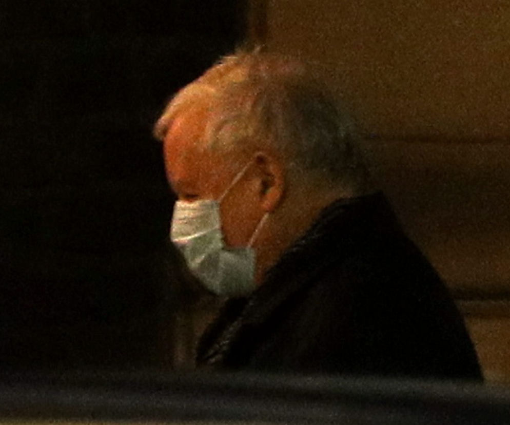 Jarosław Kaczyński na grobie brata