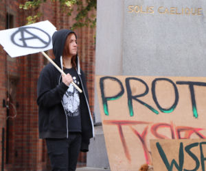 Młodzieżowy Strajk Klimatyczny w Toruniu. Protestowali przeciwko rządowi i korporacjom