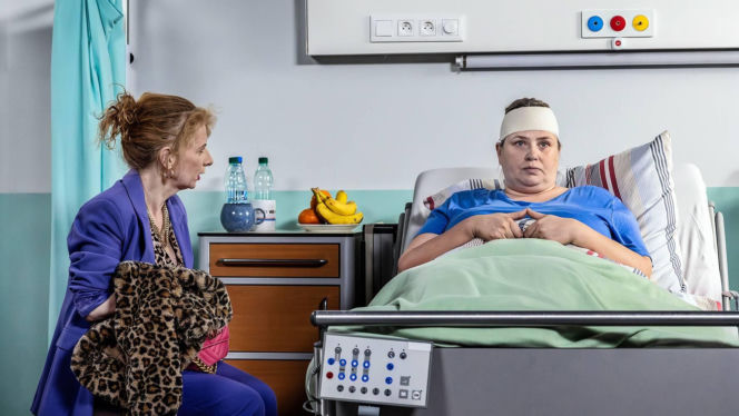Pierwsza miłość odc. 4245. Karolina Kazanowa (Elżbieta Romanowska), Róża (Rozalia Mierzicka)