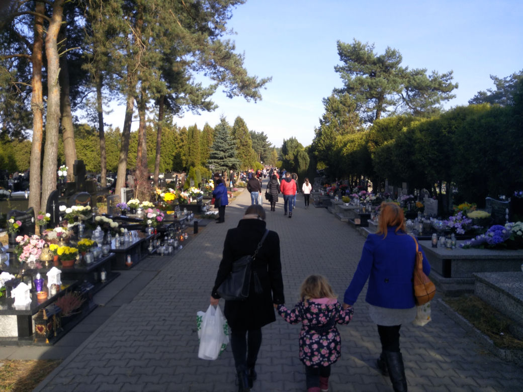 Wszystkich Świętych 2019. Radomianie tłumnie odwiedzili cmentarze [ZDJĘCIA]