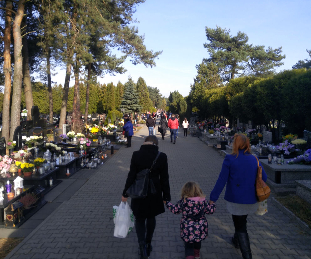 Wszystkich Świętych 2019. Radomianie tłumnie odwiedzili cmentarze [ZDJĘCIA]