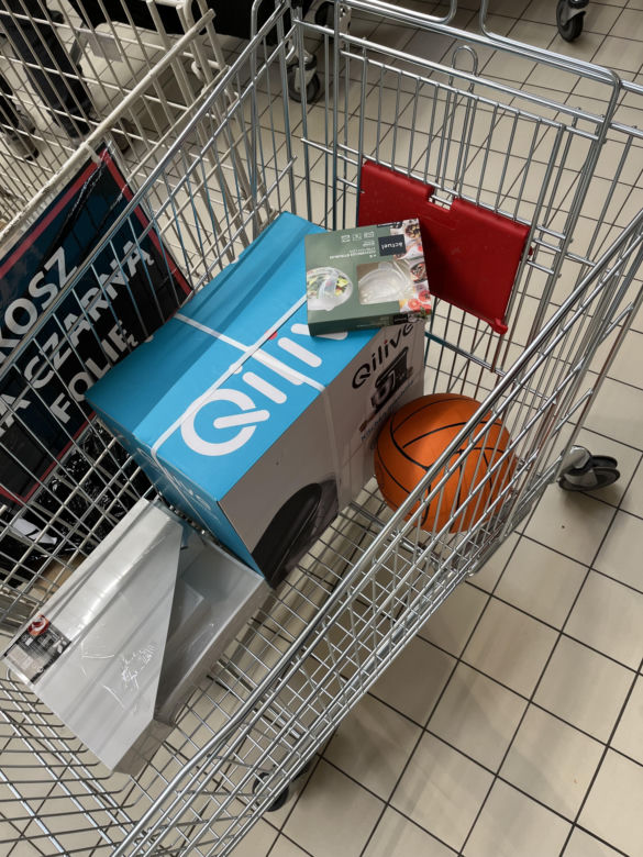 Tajemnicze wózki Auchan, to kupili klienci w Warszawie 
