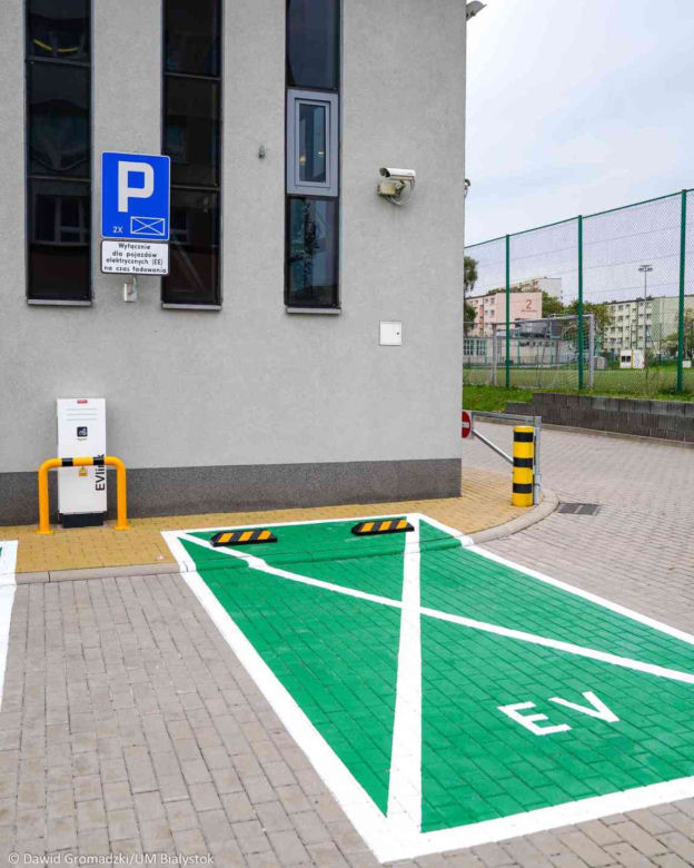 Nowa stacja ładowania pojazdów elektrycznych w Białymstoku. Gdzie się pojawiła? [ZDJĘCIA]