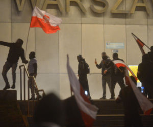 Burdy i zamieszki przy stacji Warszawa Stadion