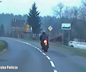 Policyjny pościg za motocyklistą. Jechał „na żywioł”, bo nie miał prawka