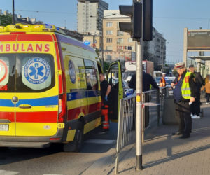  Poważny wypadek w centrum Warszawy! Piesza wpadła pod tramwaj