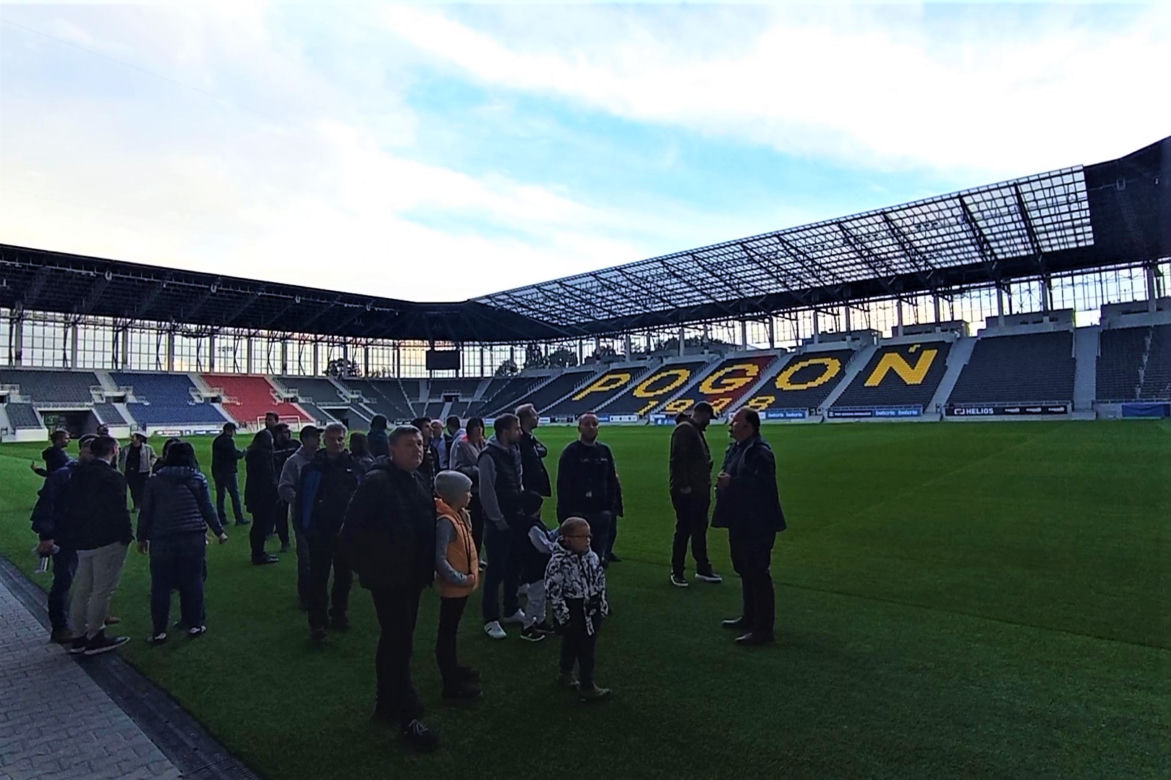 Spacery po nowym szczecińskim stadionie przyciągnęły wielu chętnych