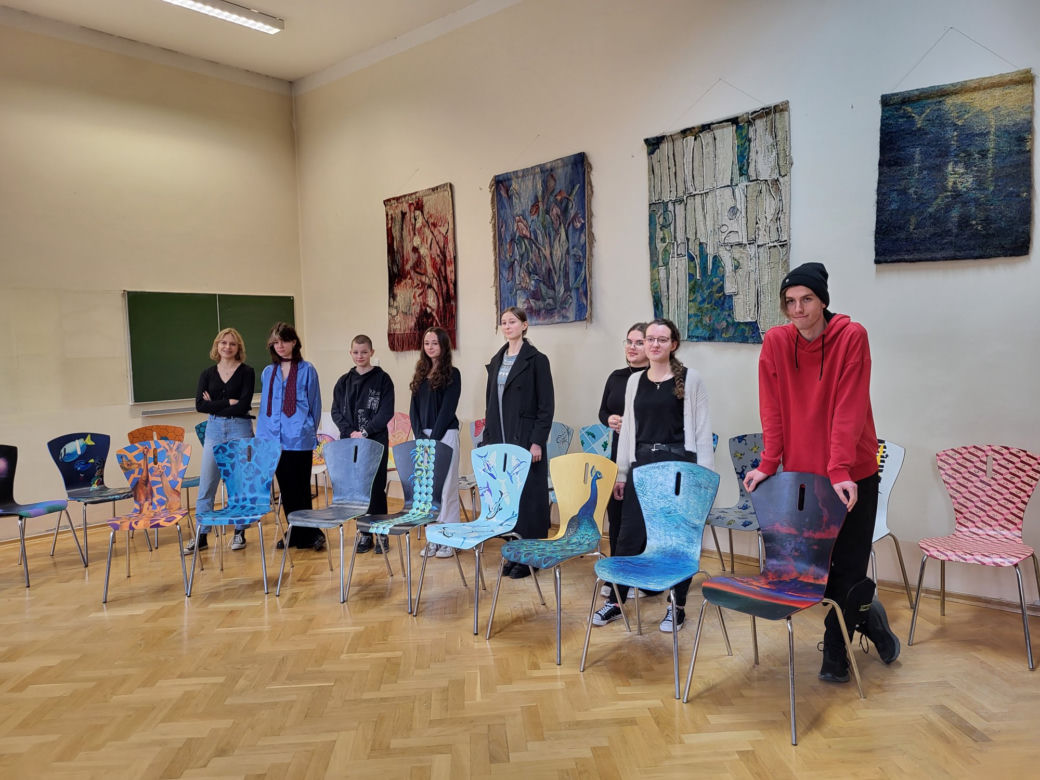 Piękna akcja uczniów z bielskiego liceum. Przygotowali stylizowane krzesła dla WOŚP-u