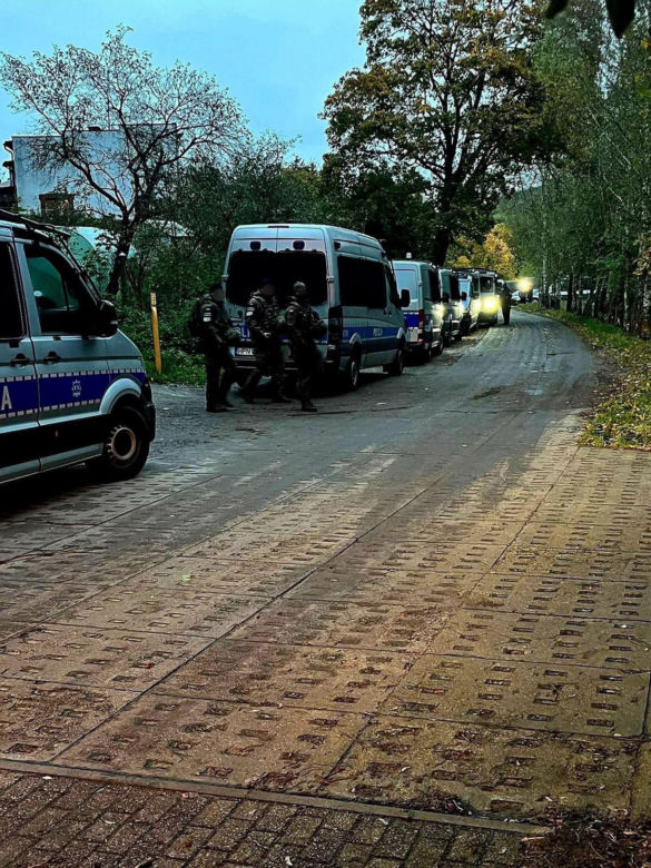 Zamknięte lasy, policjanci i żołnierze z długą bronią. Tak wygląda jedna z największych obław w historii Polski