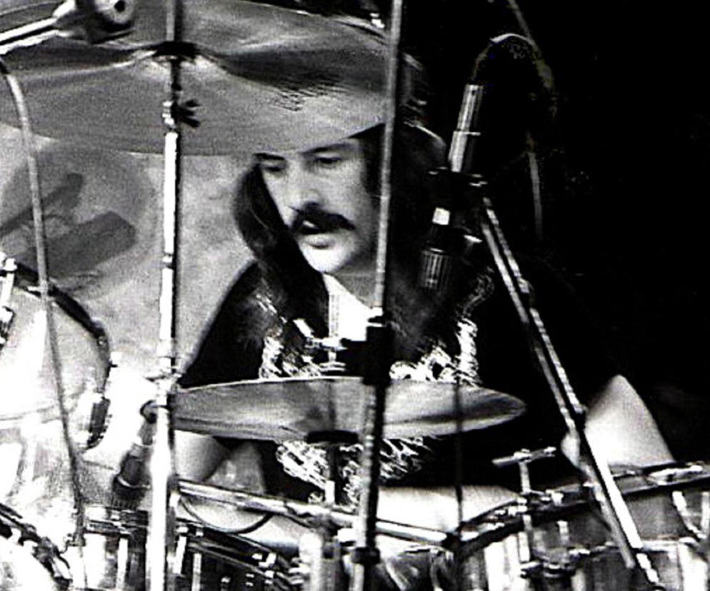 Perkusista John Bonham grający na perkusji. O jego sympatii do Black Sabbath przeczytasz na EskaRock.