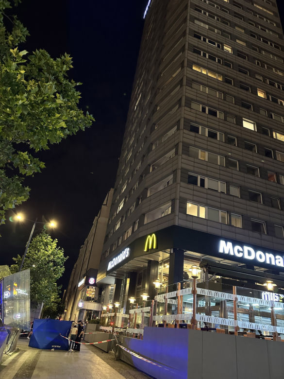 Koszmar w samym sercu stolicy. Młoda kobieta runęła z 7 piętra. Nie żyje