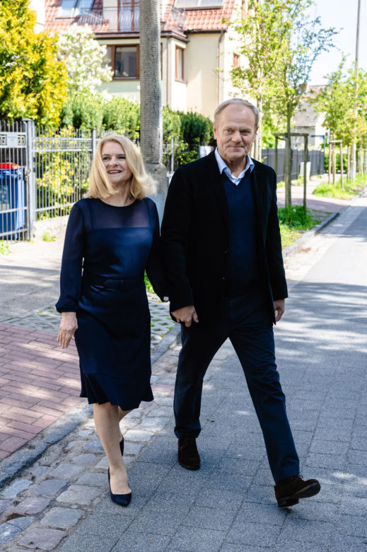 Donald Tusk obsypał żonę kwiatami