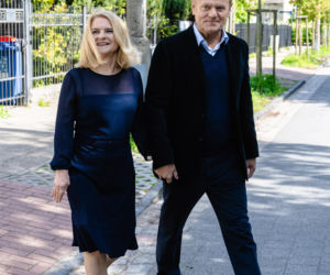 Donald Tusk obsypał żonę kwiatami