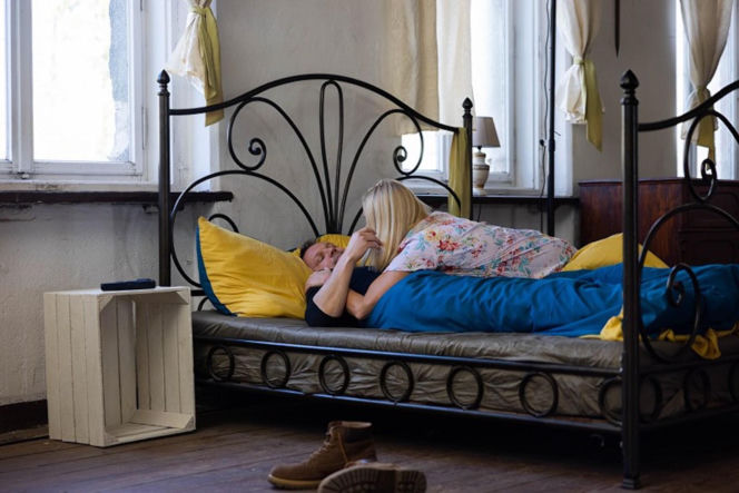 Pierwsza miłość, odcinek 4146. Emilka (Anna Ilczuk), psychol Mateusz (Lesław Żurek)