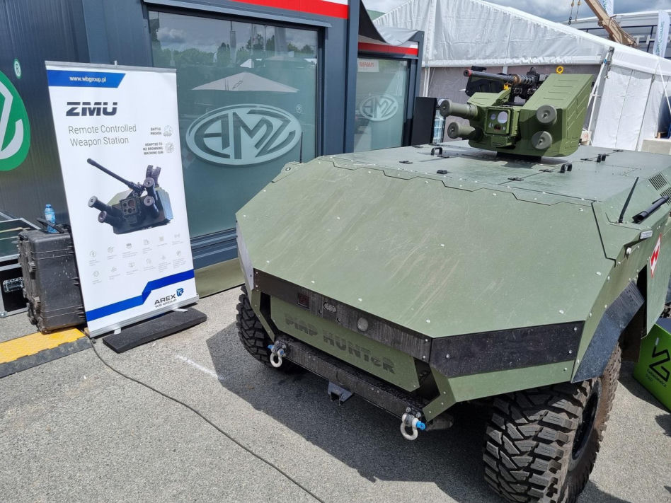 Roboty PIAP HUNTER z wieżą ZMU-3 naEurosatory 2024