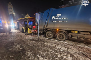 Karambol na Śląsku. Autobus staranował osobówkę i wbił się w śmieciarkę