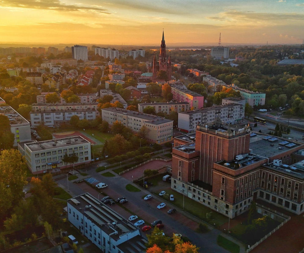 Panorama Dąbrowy Górniczej o zachodzie słońca z widokiem na Pałac Kultury Zagłębia. O mieście przeczytasz na Eska Śląskie.