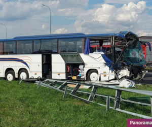 Wypadek autokaru z dziećmi na A1