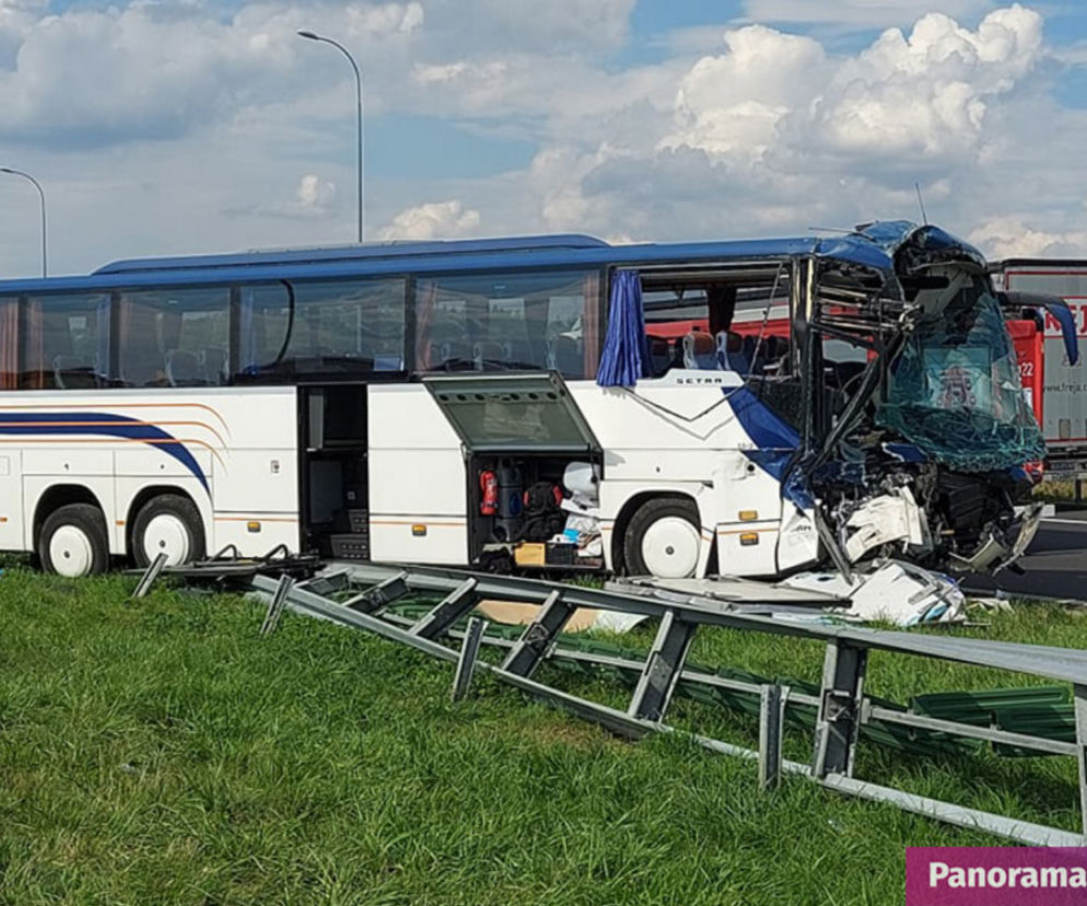 Wypadek autokaru z dziećmi na A1