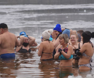 Lodowata woda, gorące emocje. Morsy znów opanowały jezioro pod Bydgoszczą