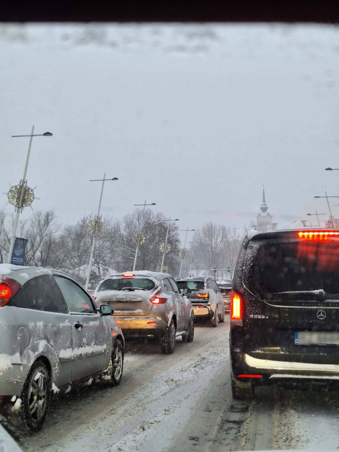 Zima na Podkarpaciu nie odpuszcza. Błoto pośniegowe utrudnia jazdę w regionie