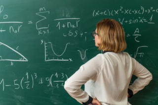 To proste równanie spędza wielu sen z powiek. Wiesz, ile wynosi x w równaniu: 10+2×5−6:3×x=12?