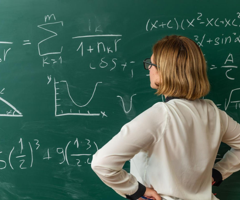 To proste równanie spędza wielu sen z powiek. Wiesz, ile wynosi x w równaniu: 10+2×5−6:3×x=12?