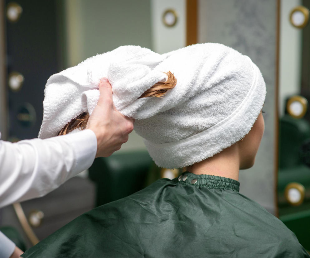 Bardziej szkodliwy niż suszarka i prostownica. Ten popularny rytuał niszczy włosy od środka