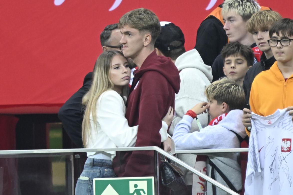 Piłkarz Wojciech Mońka całuje się z dziewczyną