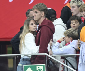 Piłkarz Wojciech Mońka całuje się z dziewczyną