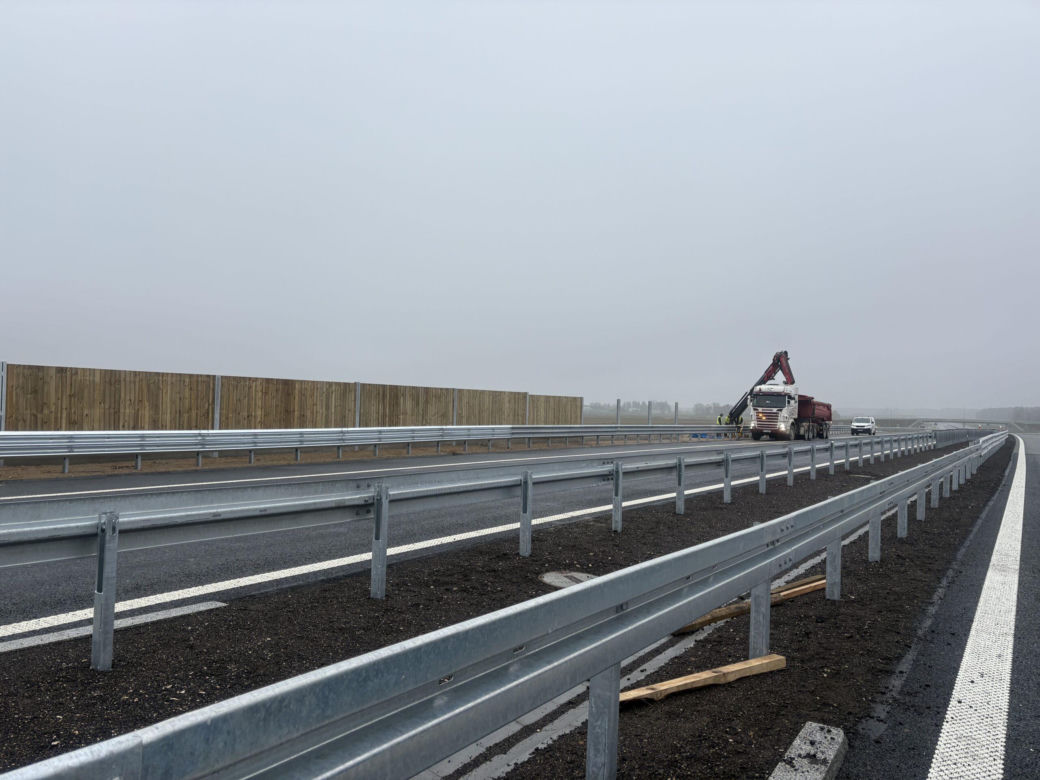 Na autostradzie A2 na wschód od Warszawy prace idą pełną parą, zarówno w dzień, jak i po zmroku