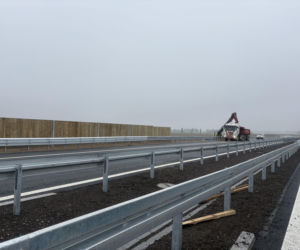 Na autostradzie A2 na wschód od Warszawy prace idą pełną parą, zarówno w dzień, jak i po zmroku