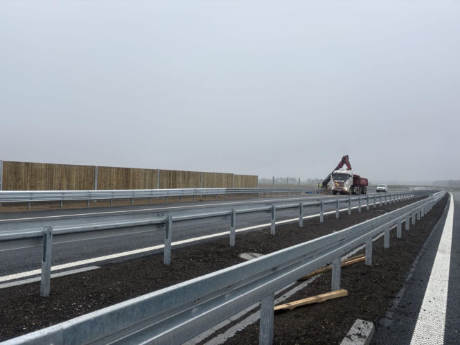 Na autostradzie A2 na wschód od Warszawy prace idą pełną parą, zarówno w dzień, jak i po zmroku