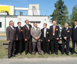 Otwarcie fabryki w Pile, (od lewej) Tomasz Ruta, Roman Winiarczyk, Ireneusz Szelągowski, Ryszard Piechocki, Siegfried Knoppik, Wojciech Beliński, Kazimierz Głowala, Dr Hartmut Walther