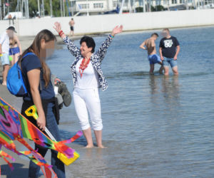 Senyszyn na plaży podrywa półnagich mężczyzn