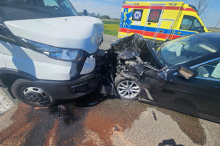 Krzesk-Królowa Niwa: Czołowe zderzenie BMW i auta dostawczego. Cztery osoby ranne!