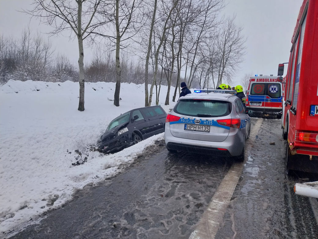 Potworny wypadek pod Grójcem. Huknęła hyundaiem w dostawczego forda