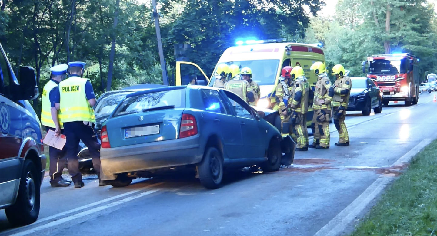 Maybach za milion złotych roztrzaskany. Czołowe zderzenie pod Pruszkowem