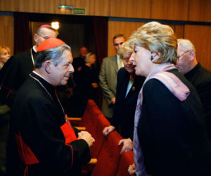  Była pierwszą kobietą na stanowisku premiera III RP. Już po roku złożyła dymisję