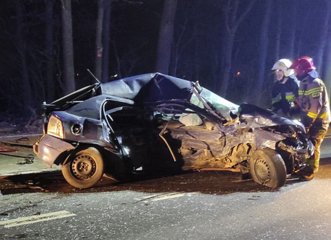Koszmarny wypadek w Jeziórkach. Auto Huberta zmiażdżone! Syn nauczycielki nie żyje
