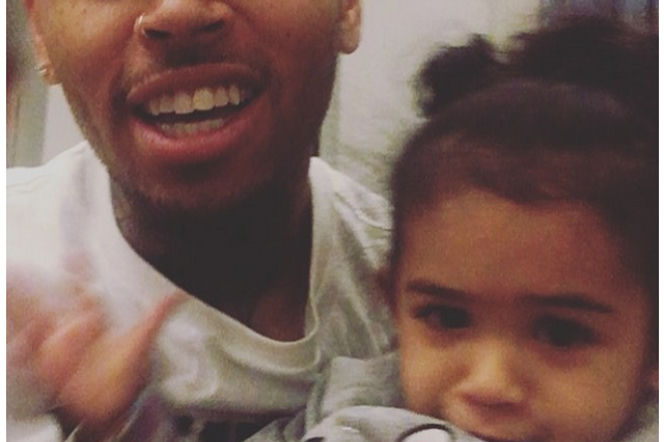 Chris Brown śpiewa córce Royalty. Zobacz najsłodsze wcielenie Chrisa Browna