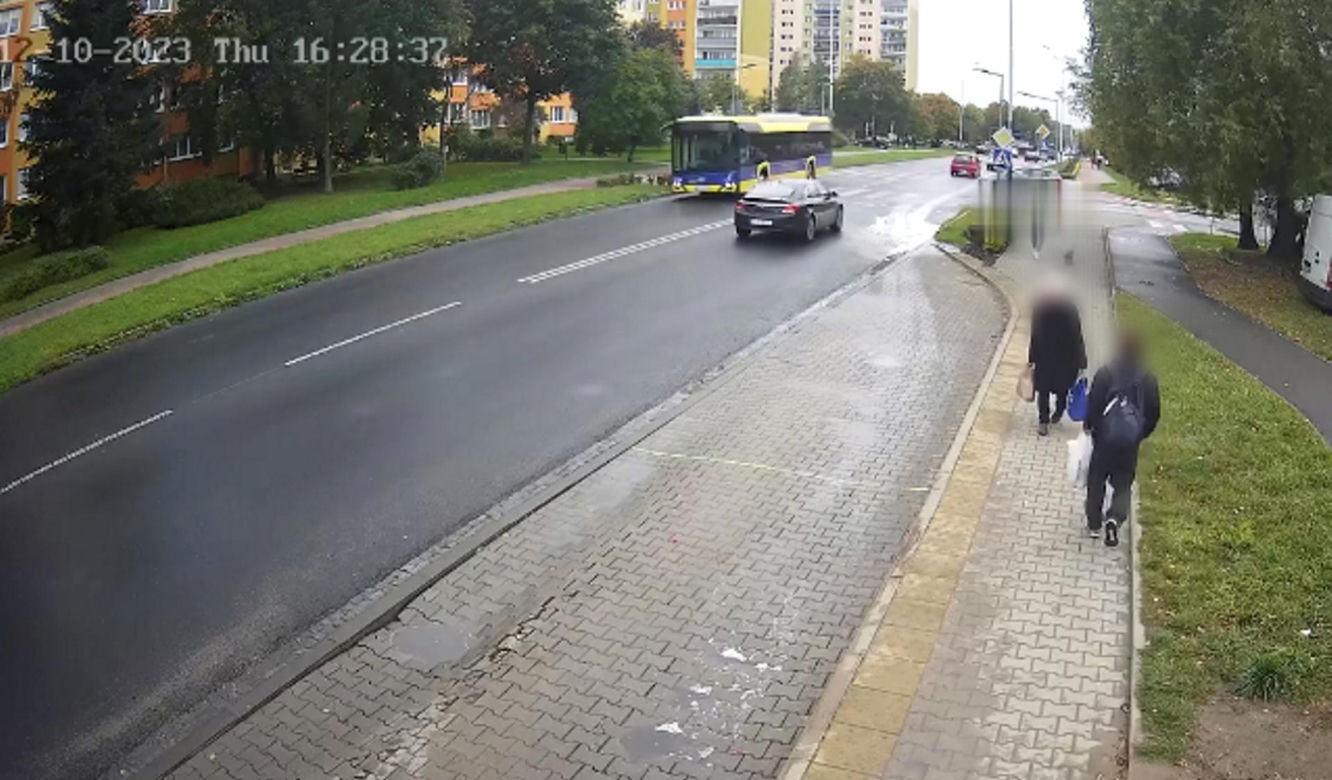 35-latek nie miał litości dla starszej kobiety z zakupami! 